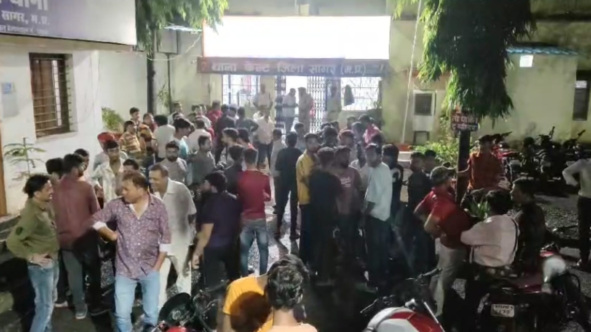 घटना स्थल पर मौजूद लोग