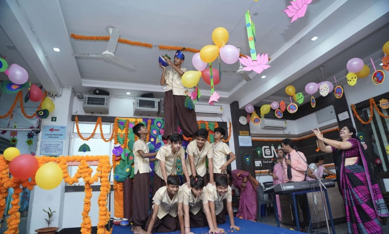 Lucknow: The festival of Shri Krishna Janmashtami was celebrated with pomp in schools, children were enthralle