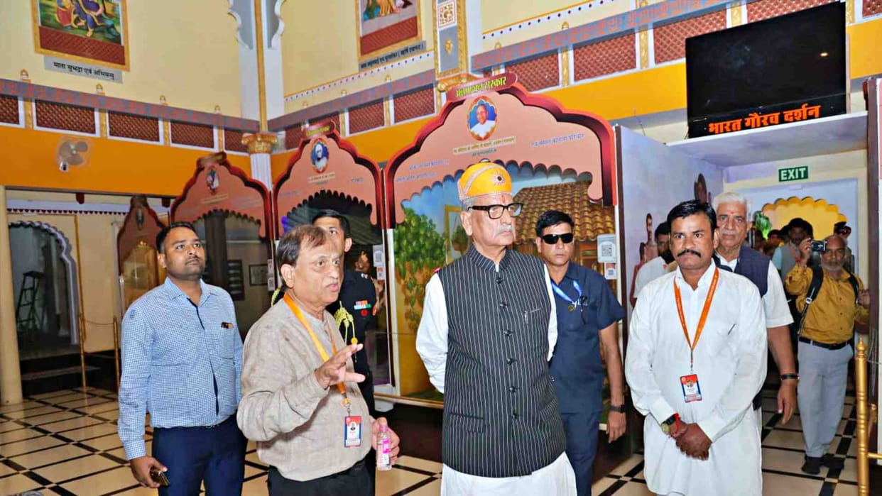 Udaipur: Sikkim Governor Om Prakash Mathur was overwhelmed after seeing Navlakha Palace