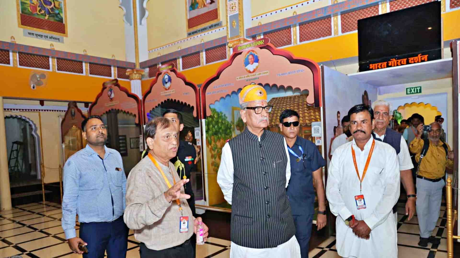 नवलखा महल में भ्रमण करते सिक्किम के राज्यपाल ओमप्रकाश माथुर।