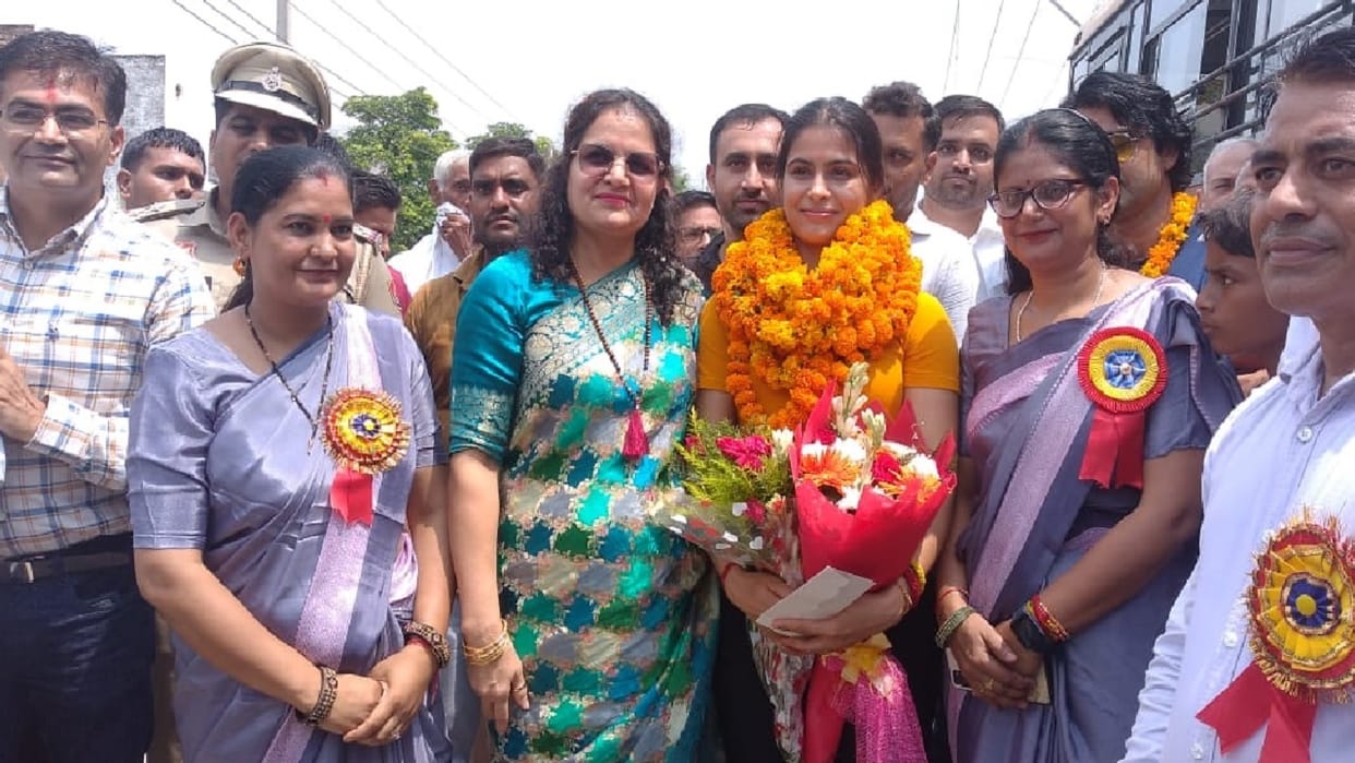 Manu Bhaker reached Jhajjar, District Deputy Commissioner Shakti Singh welcomed her with bouquet