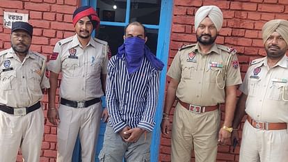 कपूरथला में गन प्वाइंट पर लूट: बाइक पर आए हमलावरों ने दुकानदार को मारी गोली, एक बदमाश को निहंगों ने पकड़ा Robbery at gunpoint two accused shot shopkeeper in Kapurthala one arrest