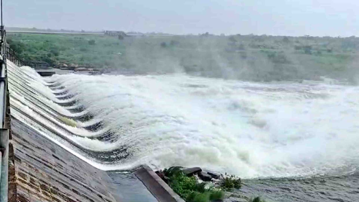 Dholpur News: Parvati dam filled with water, 50 villages in danger of flood
