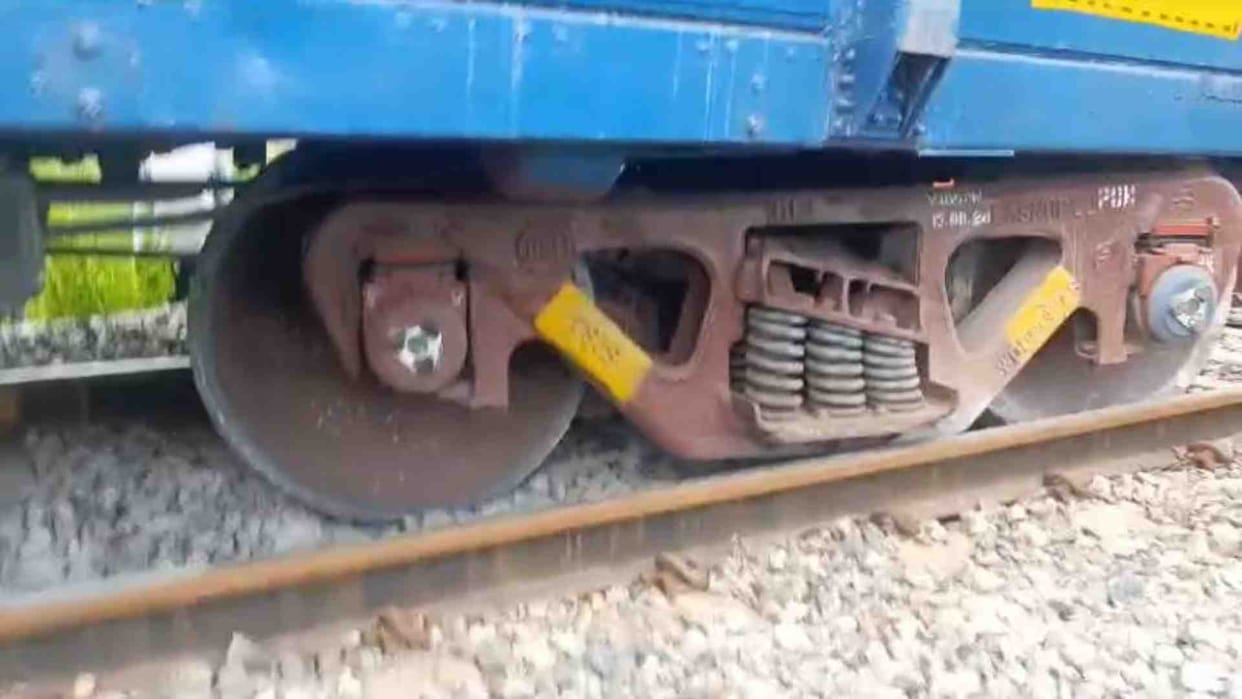 Gaya News: Goods train laden with coal derailed between Gaya-Manpur railway station