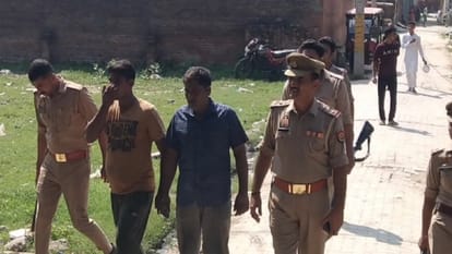 आरोपियों को लेकर जाती पुलिस