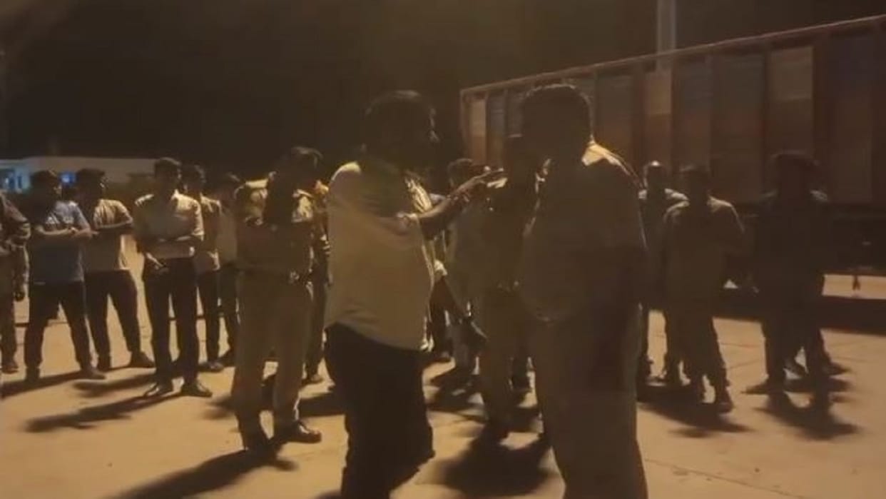 bully misbehaved with the policemen and threatened them in Bareilly