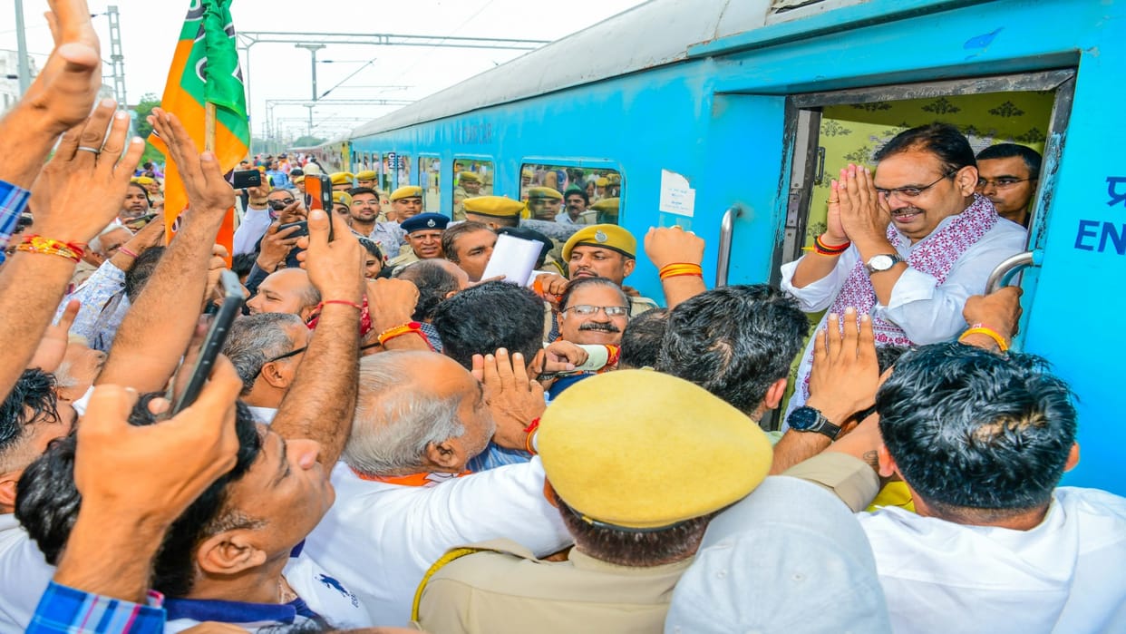 Jaipur News: Chief Minister Bhajan Lal left for Jodhpur by train, received grand welcome at various stations