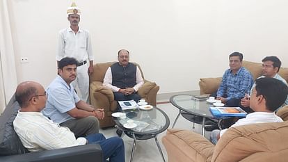 Varanasi State Information Commissioner Virendra Singh Vats held review meeting