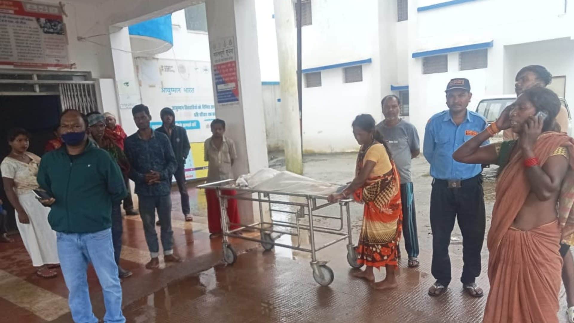 रोते बिलखते परिजन