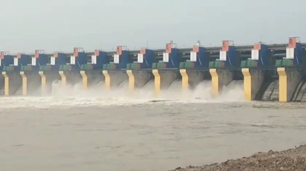 सात गेट खोले गए