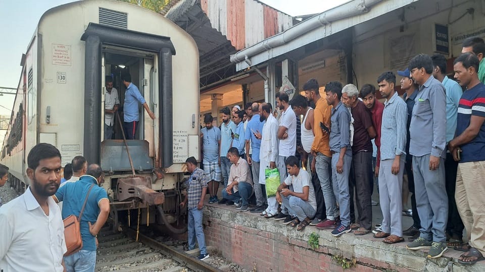 Kisan Express divided into two factions, eight coaches separated and reached the railway station