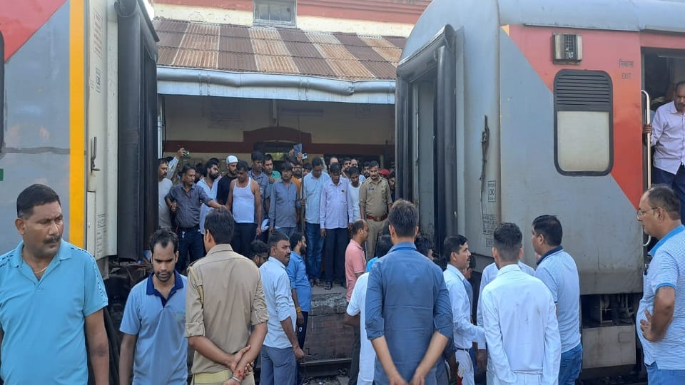 Kisan Express divided into two factions, eight coaches separated and reached the railway station