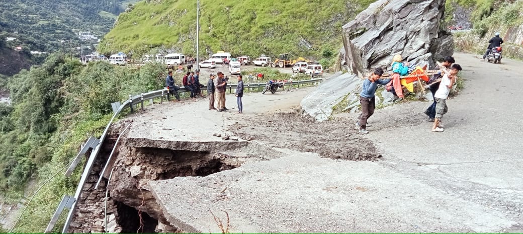 Uttarakhand Weather Update Yellow alert for heavy rainfall 146 routes including Yamunotri Highway closed