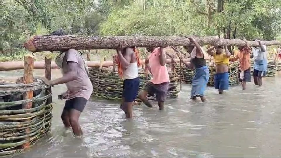 15 साल से ग्रामीण कर रहे हैं पुल निर्माण की मांग