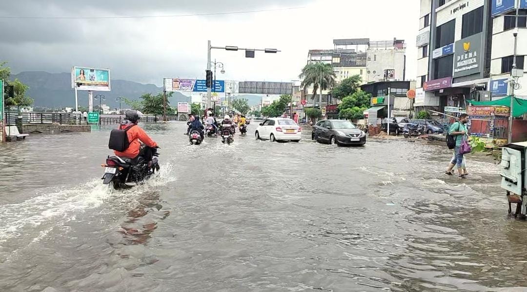 Ajmer Weather Today: Roads filled with water due to overflowing of Ajmer's Anasagar lake