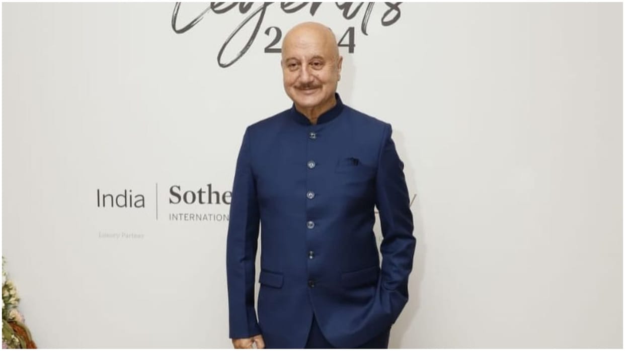 Thugs took away gold from Gujarat bullion businessman by handing over fake notes bearing Anupam Kher picture