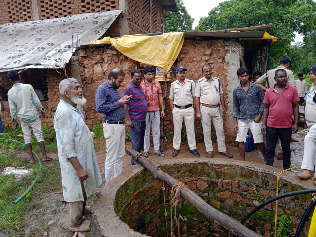 अनूपपुर में कुएं से लाश को निकालते हुए।