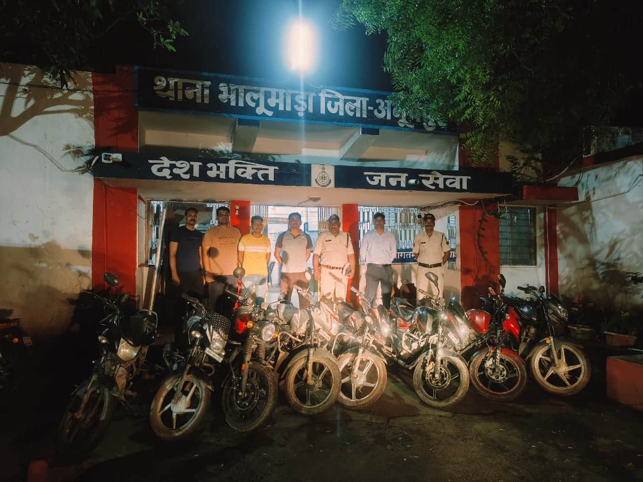 अनूपपुर में पुलिस ने आठ वाहन जब्त किए हैं।