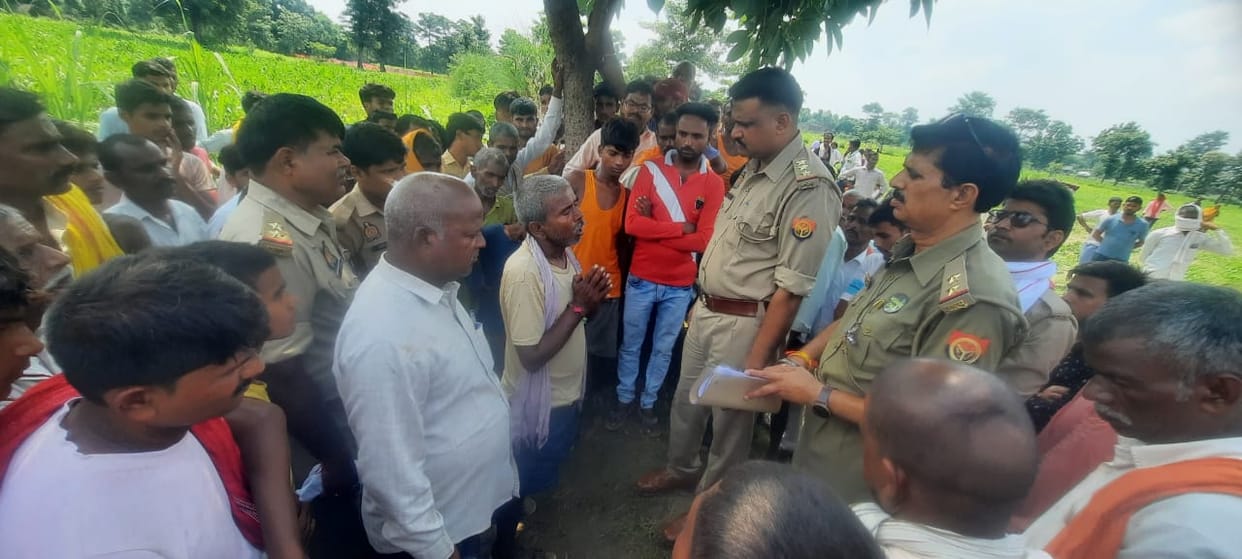 Bahraich: A farmer's dead body found hanging on a tree in a village in Bahraich.