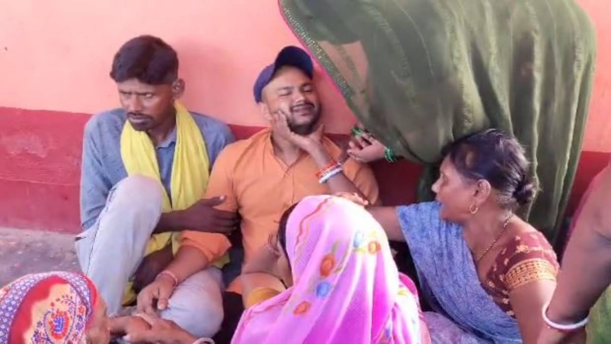 Bihar person died in agony after live wire fell on him road blocked accusing electricity department negligence
