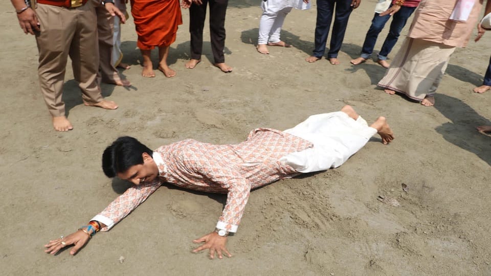 Kumar Vishwas wallowed in colors of Braj on Janmashtami 2024