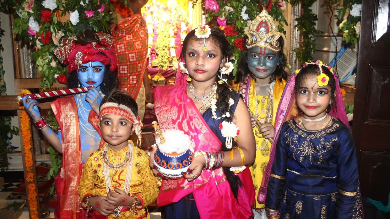 Shri Krishna Janmashtami Today Kanha will be born in every home coincidence of Dwapar era