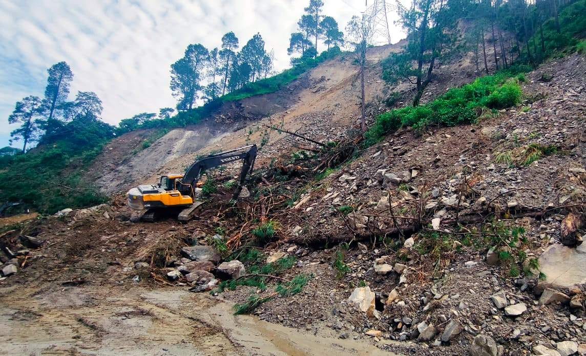 Badrinath highway Not Open even 4th day after landslide heavy debries on road