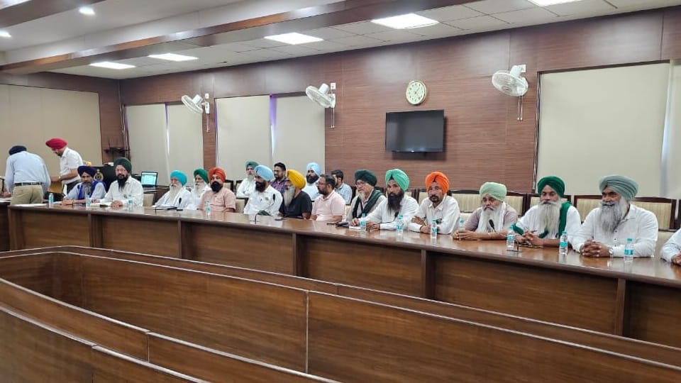बैठक में मौजूद किसान नेता