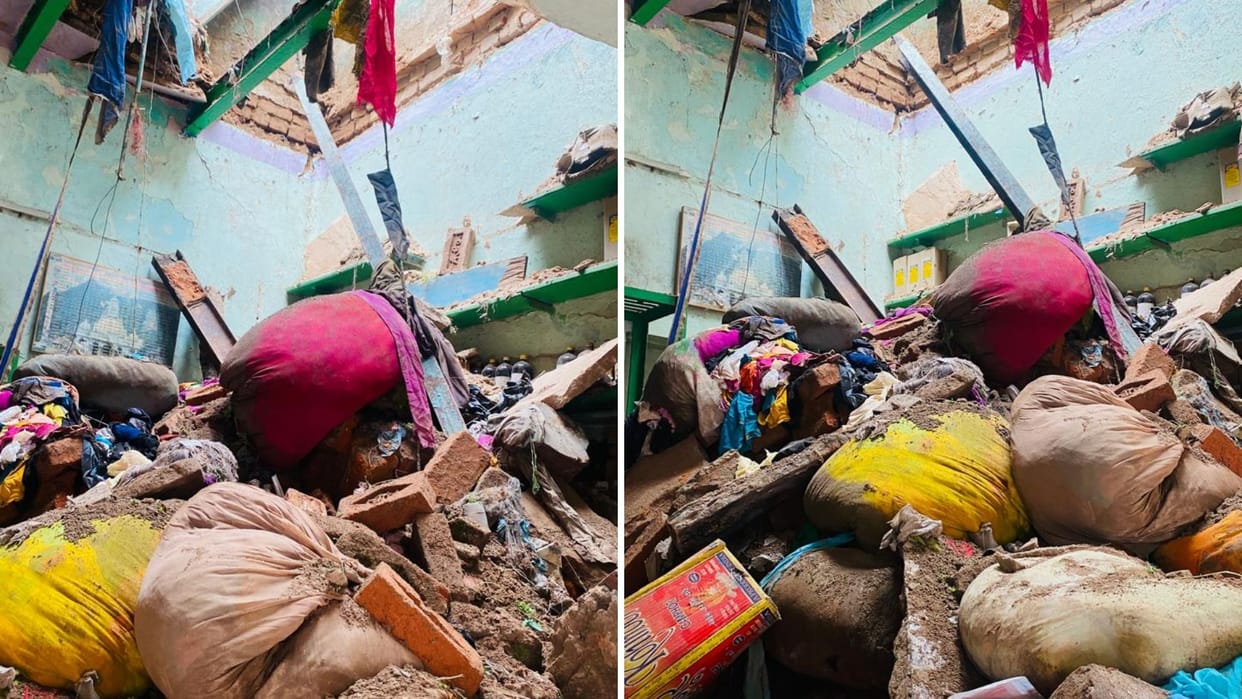 Roof of dilapidated house collapsed in Varanasi People came out heard the sound