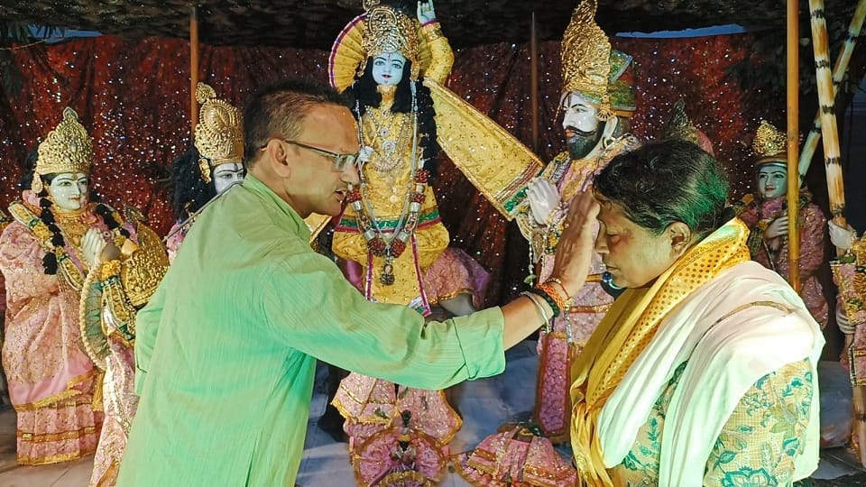 DGP of Uttar Pradesh reached shelter of Giriraj ji had darshan with his wife