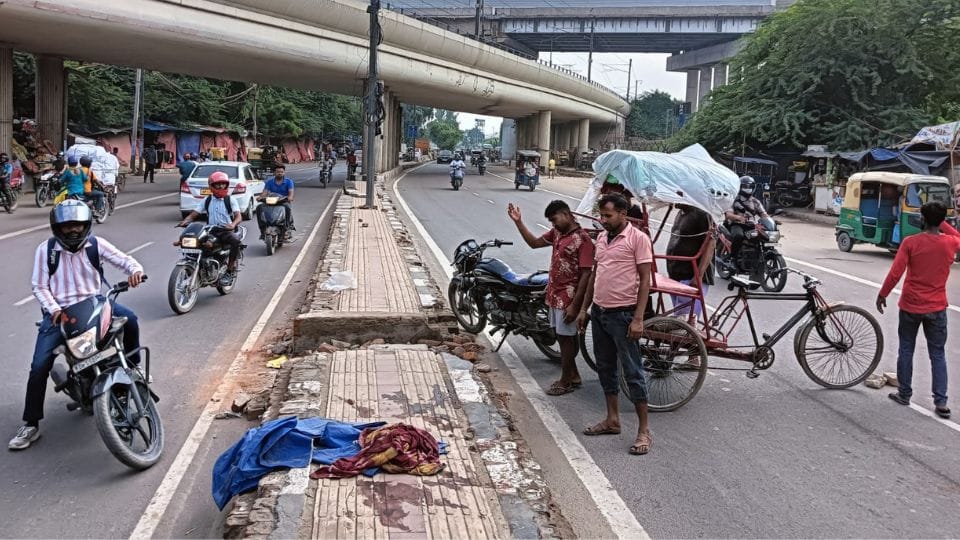 truck crushed five people sleeping on footpath near Shastri Park metro station Delhi