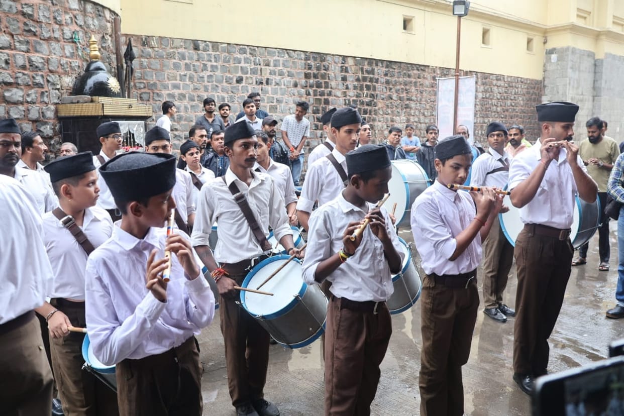 Indore: RSS volunteers played flute at Krishna temples
