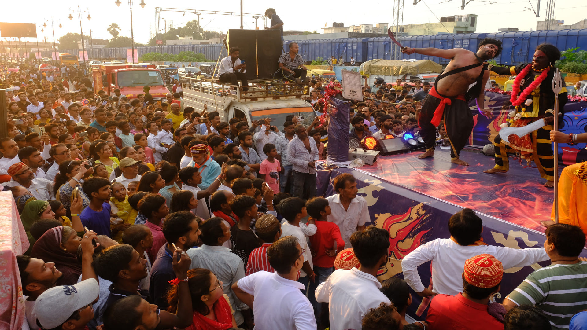 Jhulelal Mahotsav continued for 40 days in Gorakhpur. Various tableaux came out on the closing day
