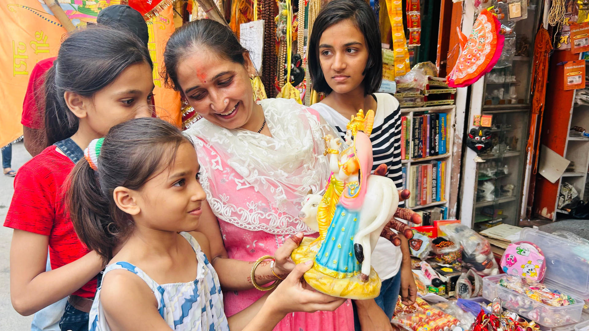 The festival of Shri Krishna Janmashtami will be celebrated with great pomp in Gorakhpur today.