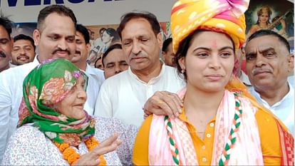 Manu Bhakar: दादी दयाकौर ने मनु को दी सोने की टूम, मनु बोली-गाम की धरती पै आकै घणा आच्छा लाग रया सै Manu Bhakar: Grandmother Dayakaur gave a gold chain to Manu