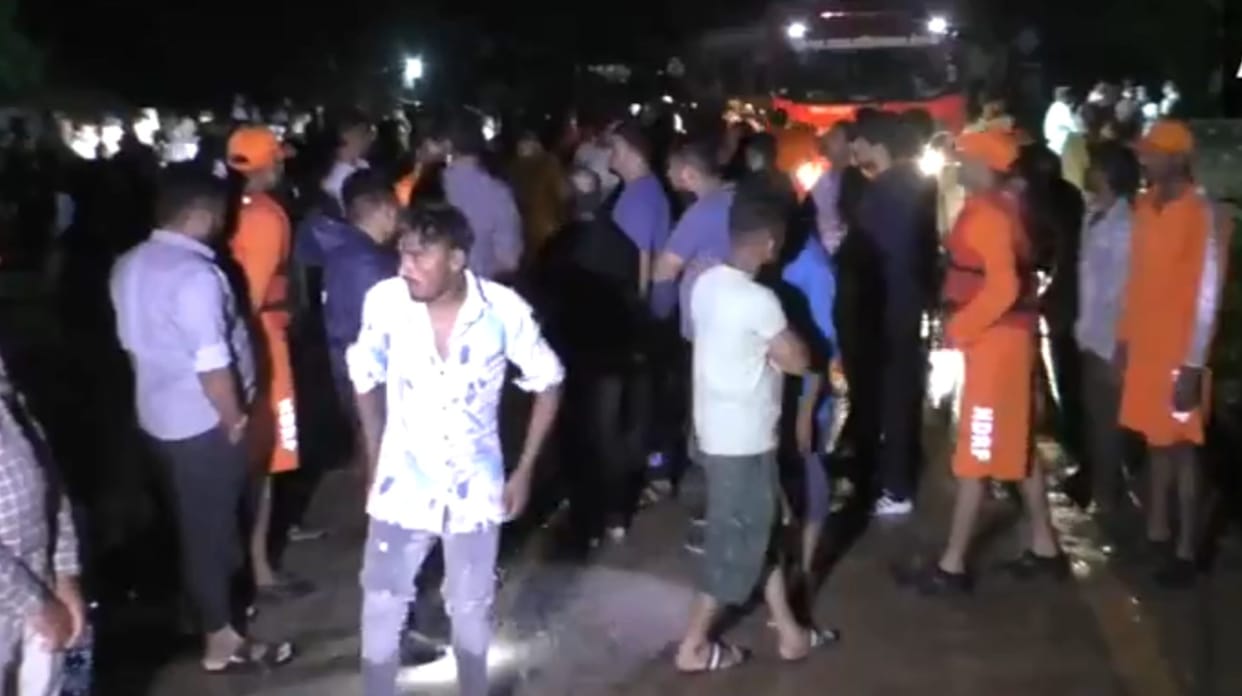 Tractor-trolley swept away in flooded river amid rain in Gujrat news in Hindi