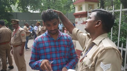 UP Police constable recruitment exam 1.36 lakh candidates appeared in Varanasi in three days