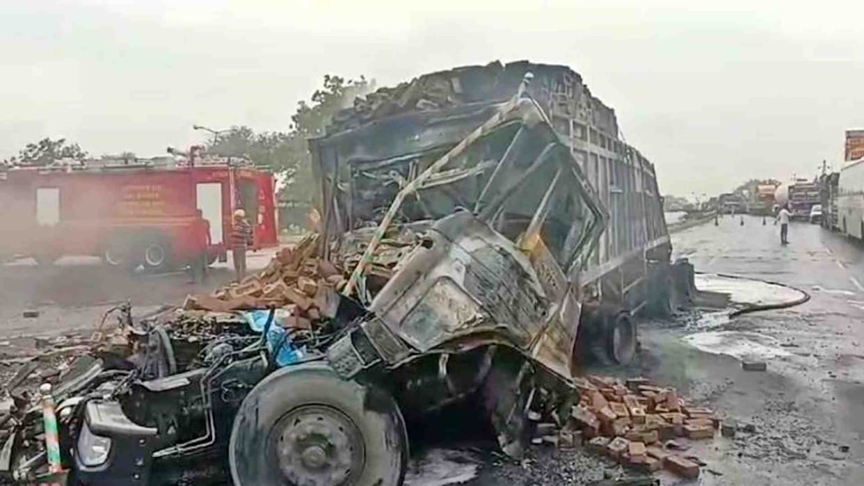 Jaipur News: Driver and cleaner burnt alive in collision of two trailers on Ajmer Highway