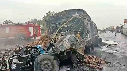 Jaipur News: अजमेर हाईवे पर भीषण हादसा, दो ट्रेलरों की टक्कर में लगी आग, चालक और खलासी जिंदा जले Jaipur News: Driver and cleaner burnt alive in collision of two trailers on Ajmer Highway
