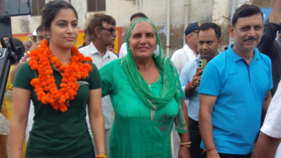 Shooter Manu Bhakar honored in Charkhi Dadri mother Sumedha Bhakar and father Ramkishan Bhakar praised their d