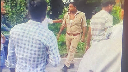 In Kushinagar, the girl clashed with the policeman who came to resolve the dispute, tore her uniform.