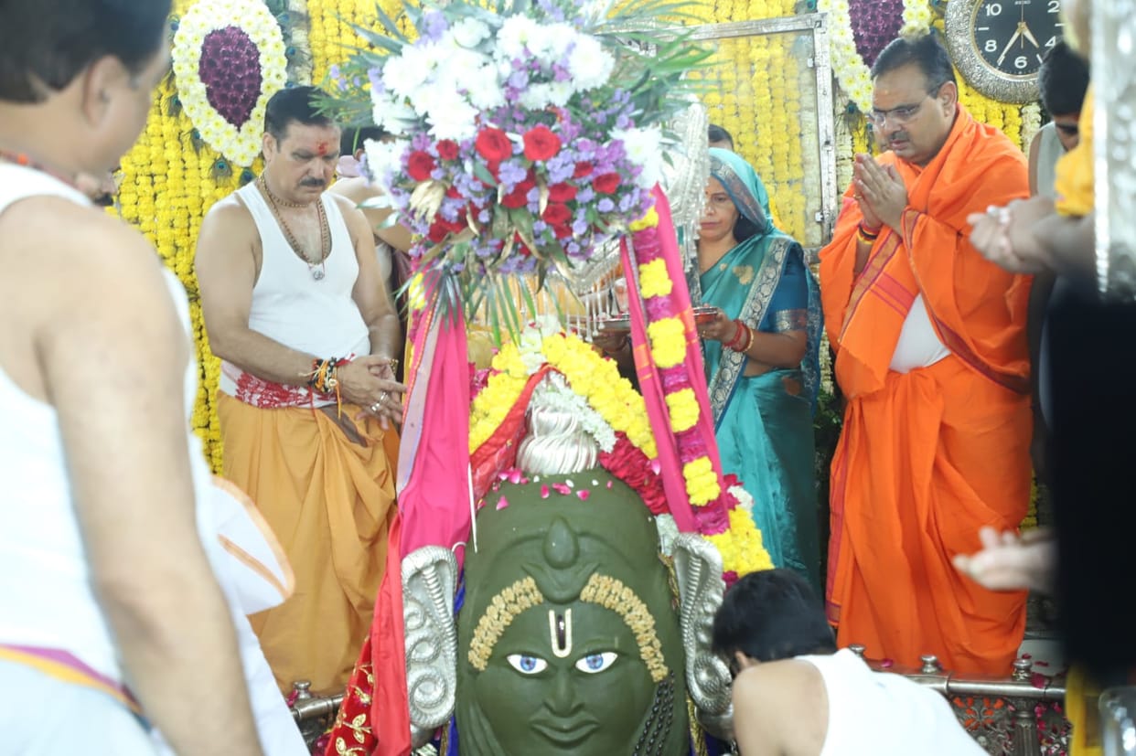 Ujjain: Rajasthan CM Bhajanlal Sharma reached the court of Mahakal, had darshan of Baba with his wife.