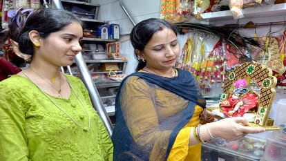 महावीरगंज में लड्डु गोपाल पसंद करती महिला