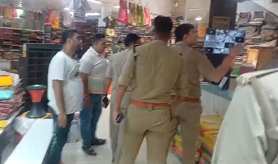 Thieves broke into three shops of Gandhi Market busiest market of Etah
