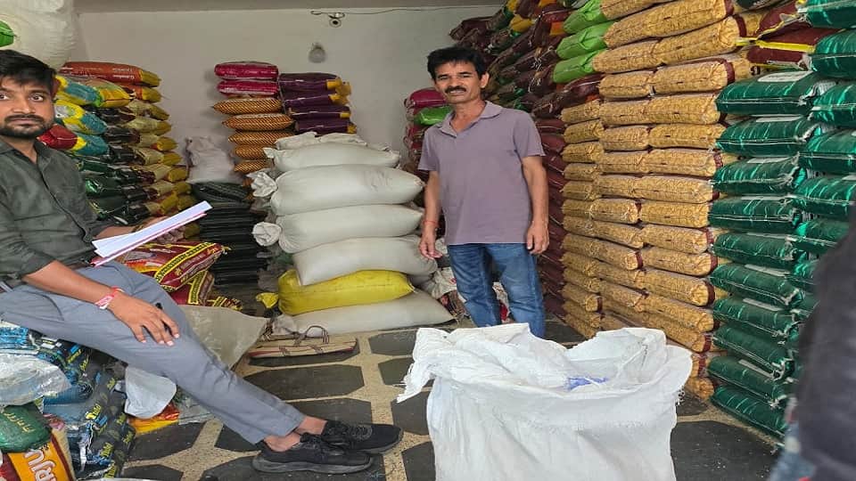 पीडीएस चावल की दुकान पर एसडीएम ने की छापेमारी