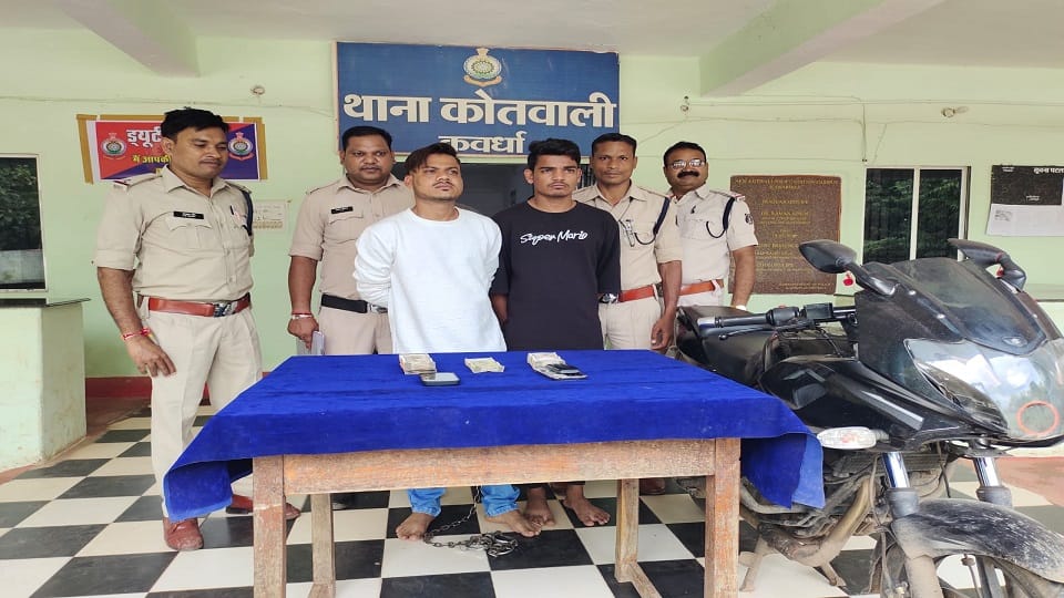 Theft of lakhs of rupees exposed car driver turns out to be the mastermind in Kabirdham