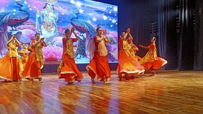 Kathak dancer Dr. Yasmin Singh gave wonderful performance with her group at Panchjanya Auditorium In Mathura