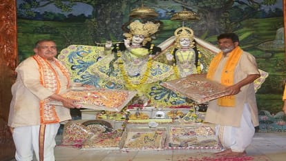 पोशाक एवं शृंगार अर्पित किया गया