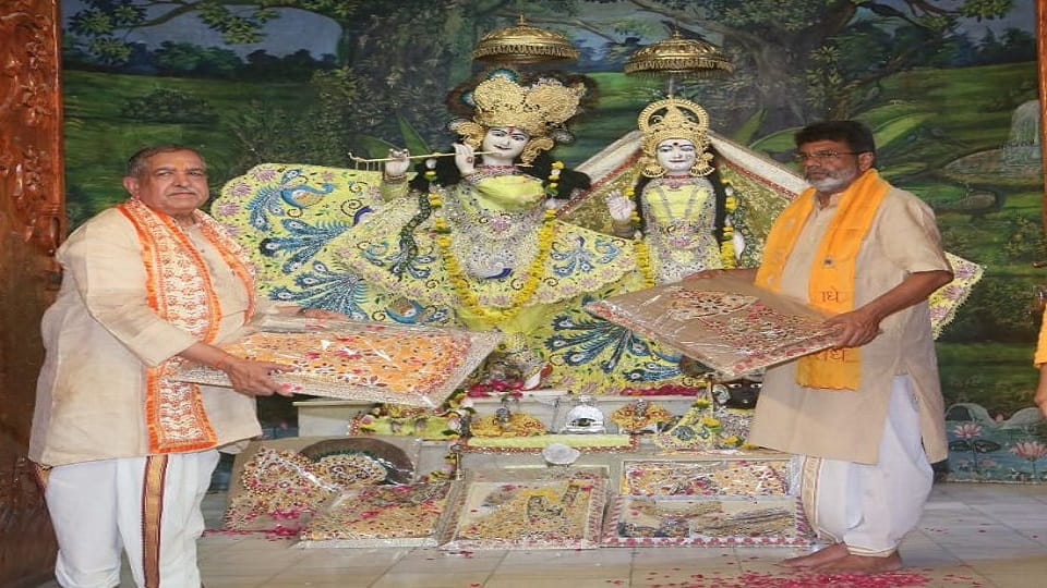 Som-Chandrika dress offered to Thakurji in Shri Krishna's birthplace