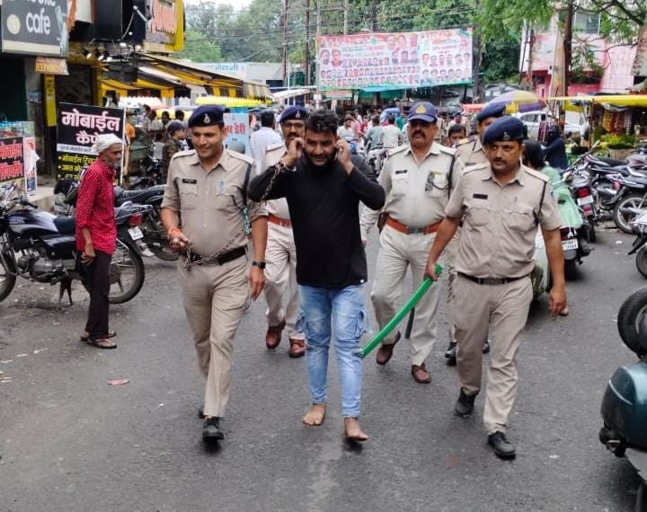Police arrested the criminal who robbed in a filmy style in Bhopal, took out a procession of the main accused